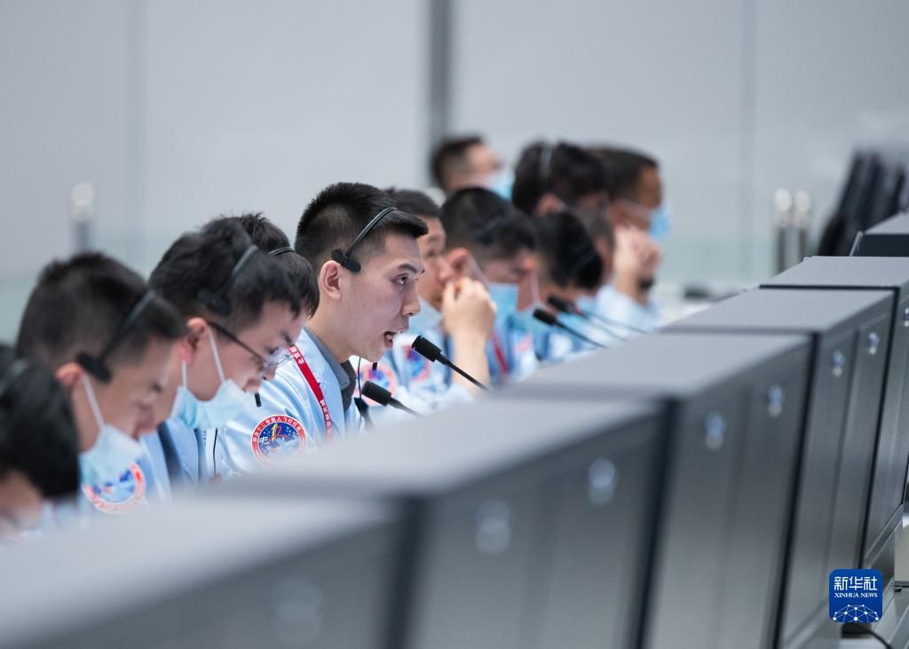 2021年6月17日,在北京航天飞行控制中心,科研人员在监测神舟十二号载人飞船与天和核心舱自主快速交会对接情况。新华社记者 金立旺 摄